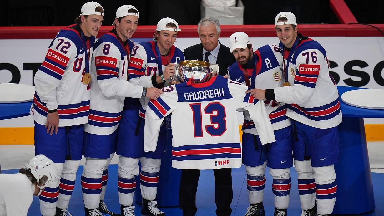 Die USA hat den WM-Titel auch den im vergangenen Jahr verstorbenen Johnny Gaudreau gewidmet. | © Petr David Josek/AP/dpa