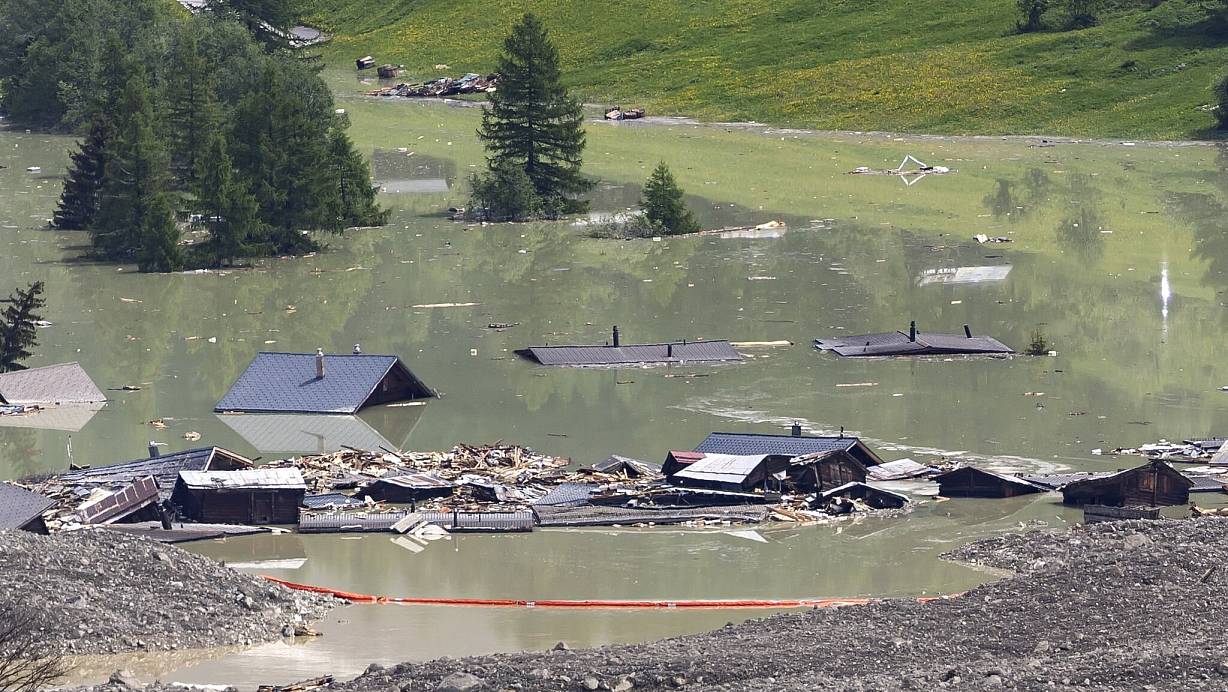 Rote Barrieren sollen Material zurückhalten, das den Abfluss der Lonza erneut verstopfen könnte. | © Cyril Zingaro/KEYSTONE/dpa