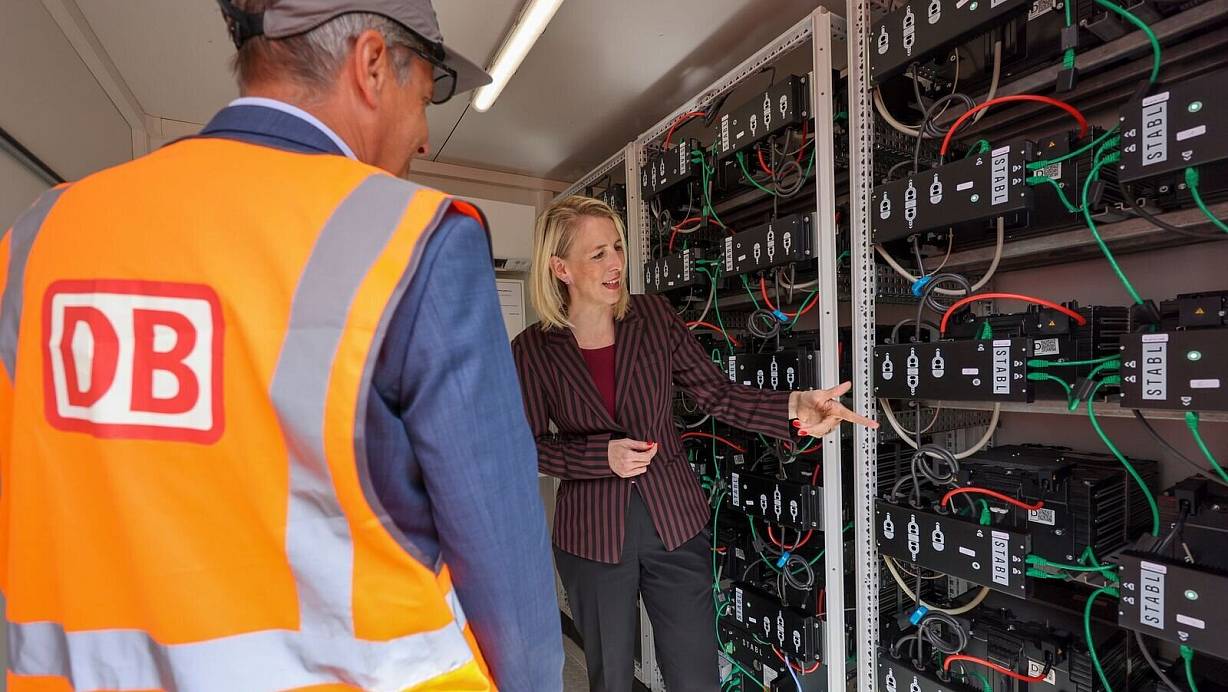 Laut Katrin Habenschaden, Nachhaltigkeitschefin der Deutschen Bahn, kann mit Solaranlagen und Batteriespeichern rund ein Viertel des Strombedarfs im Leipziger Werk gedeckt werden. | © Jan Woitas/dpa