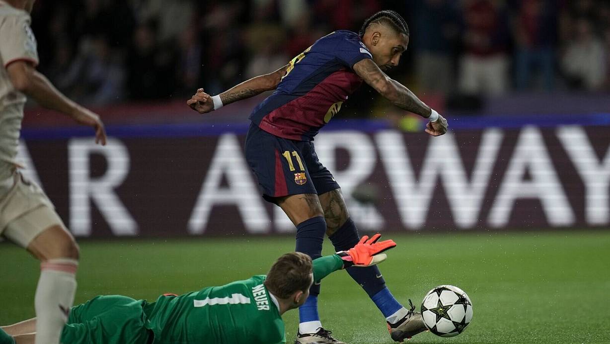 Manuel Neuer am Boden, hier beim ersten der drei Tore von Angreifer Raphinha (r) beim 1:4 in Barcelona. | © Emilio Morenatti/AP