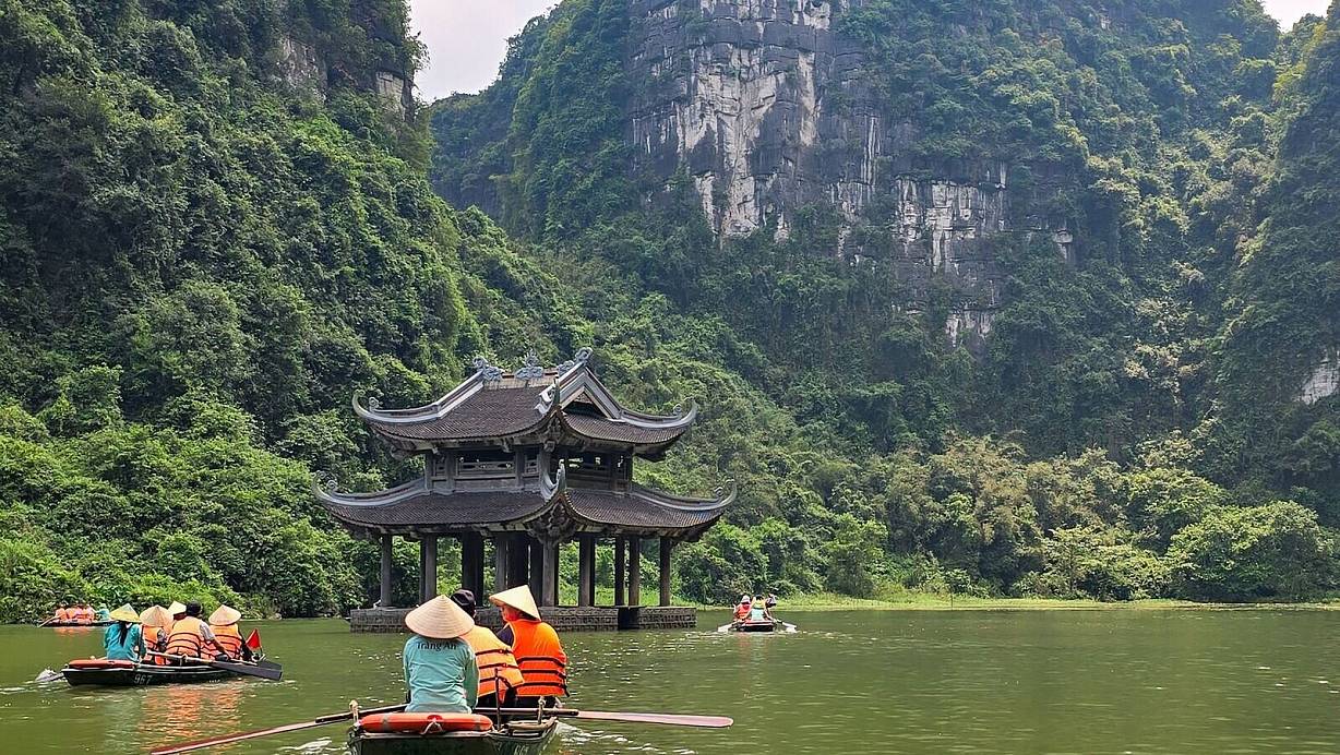 Blickfang während des Bootstrips: Eine im Wasser erbaute Pagode. | © Bettina Haagen/dpa-tmn