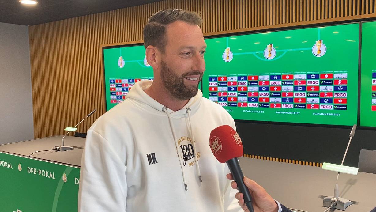 Arminia-Trainer Mitch Kniat stand im Anschluss an die Pressekonferenz auch am NW-Mikrofon Rede und Antwort. | © Jörg Dieckmann