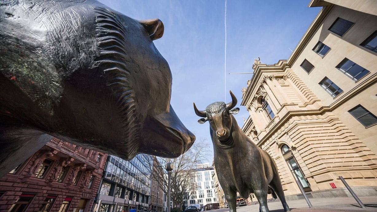 Im vergangenen Jahr gab es weniger Aktionärinnen und Aktionäre als zuvor. Dennoch geht das Deutsche Aktieninstitut davon aus, dass in den kommenden Jahren mehr Deutsche auf Aktien, Aktienfonds und ETFs setzen. | © Frank Rumpenhorst/dpa