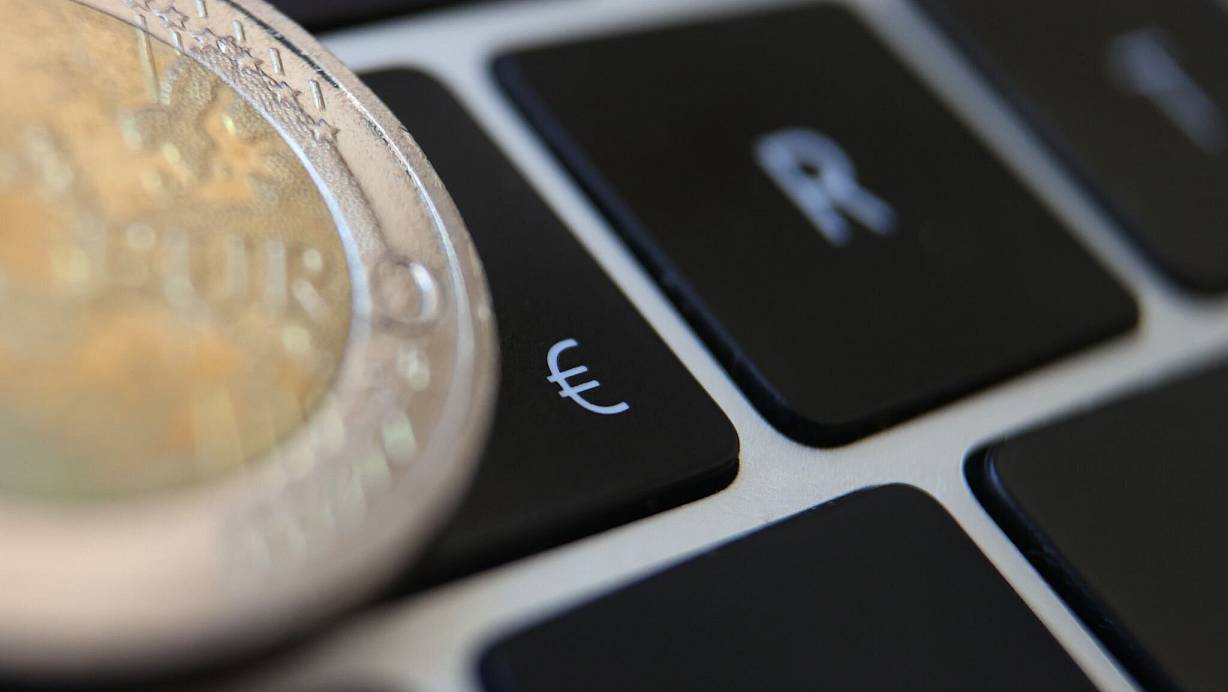 Mit dem digitalen Euro «hätten Verbraucherinnen und Verbraucher die Möglichkeit, neben Banknoten und Münzen auch eine digitale Form von Zentralbankgeld zu nutzen», sagt die EZB. | © Karl-Josef Hildenbrand/dpa