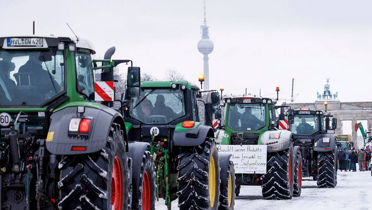Bauernprotest: Zahlreiche Traktoren stehen am 16. Januar auf der Straße des 17. Juni in Berlin. | © Carsten Koall/dpa
