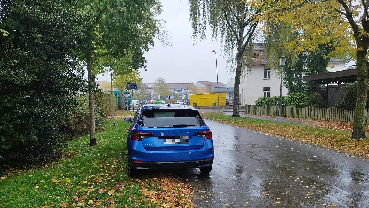 Diese Situation, wie hier modellhaft dargestellt, könnte Autofahrer am Markusweg teuer zu stehen kommen. Parken ist dort eigentlich verboten. | © Andre Schneider