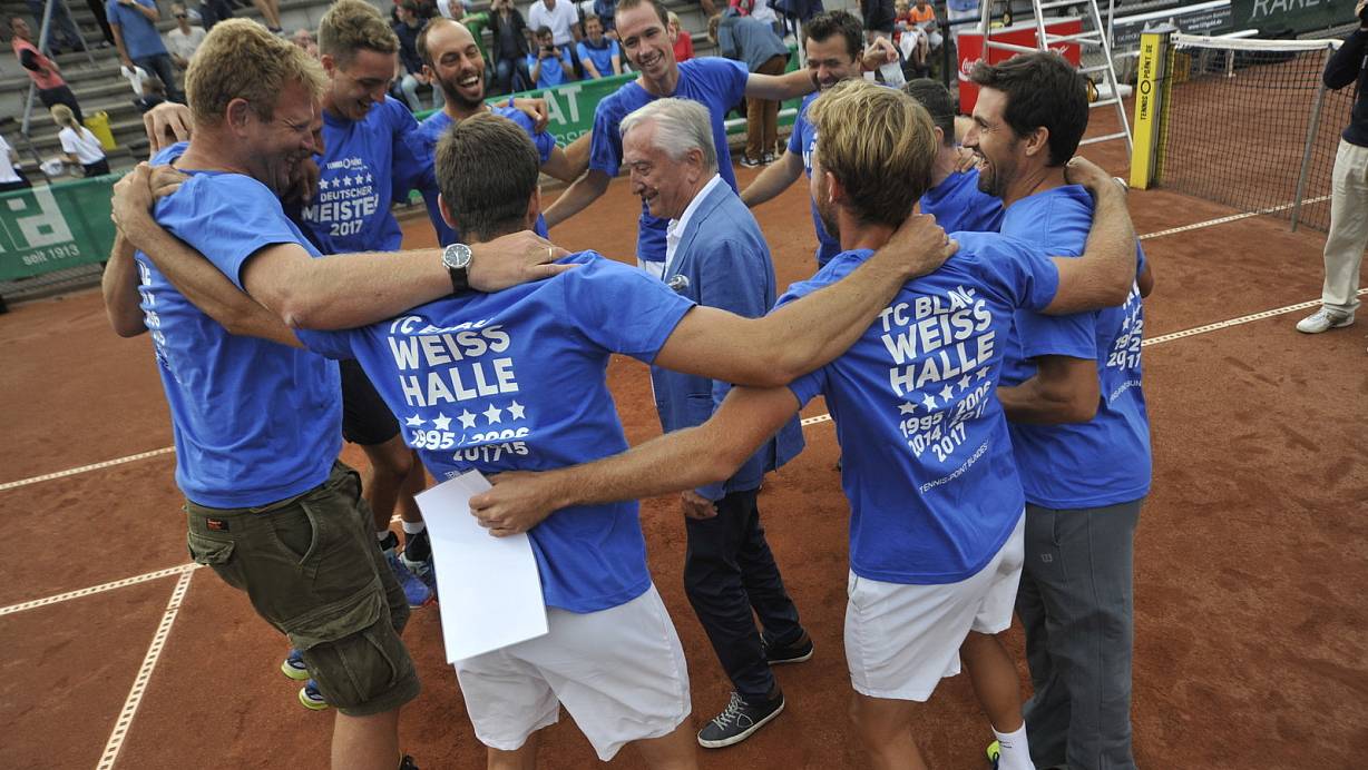 Blau-Weiß gewinnt 2017 zum fünften Mal den Titel und feiert mit Gerhard Weber. | © Philipp Kreutzer