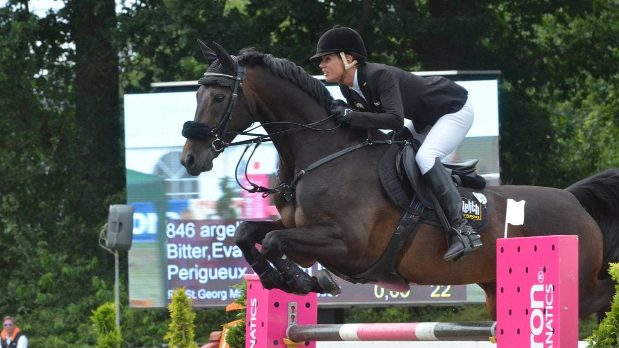 Eva Bitter und ihr Wallach Argelith Prieuge flogen in 35,76 Sekunden durch den Parcours. Sie waren nicht einzuholen. | © Anke Schneider