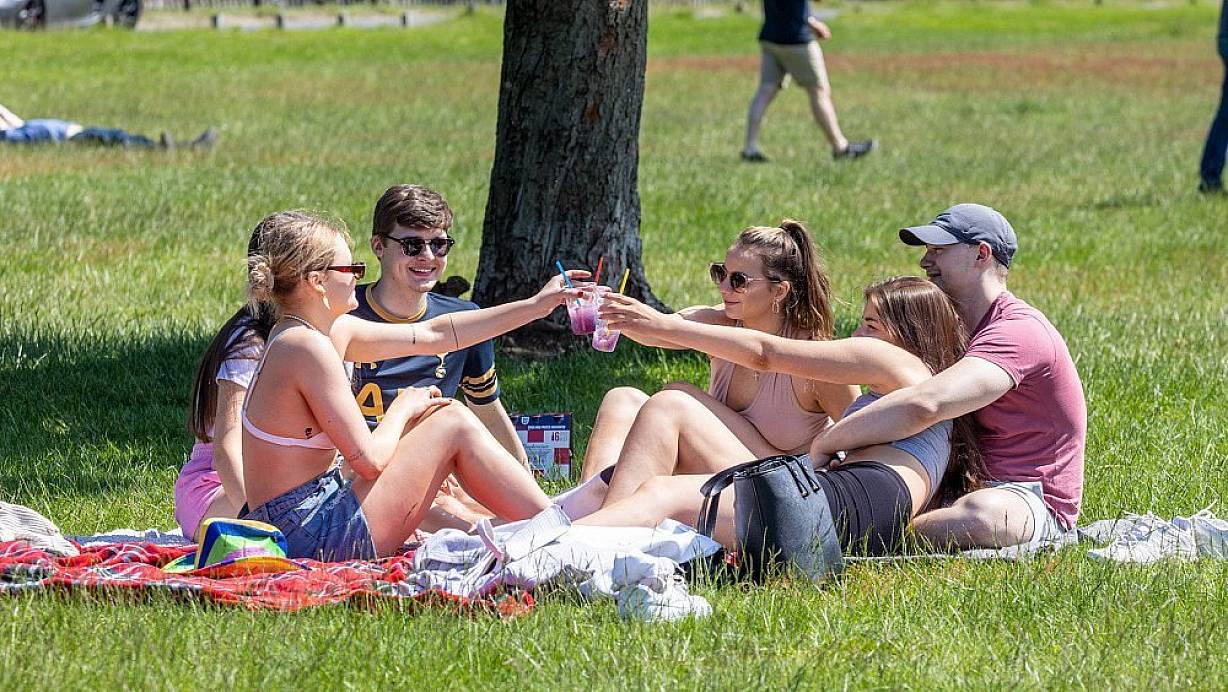 Treffen im öffentlichen Raum sind für Angehörige aus drei Haushalten wieder ohne Begrenzung erlaubt. Ab Mittwoch könnten es sogar fünf Haushalte sein. | © Symbolfoto/pictures alliance