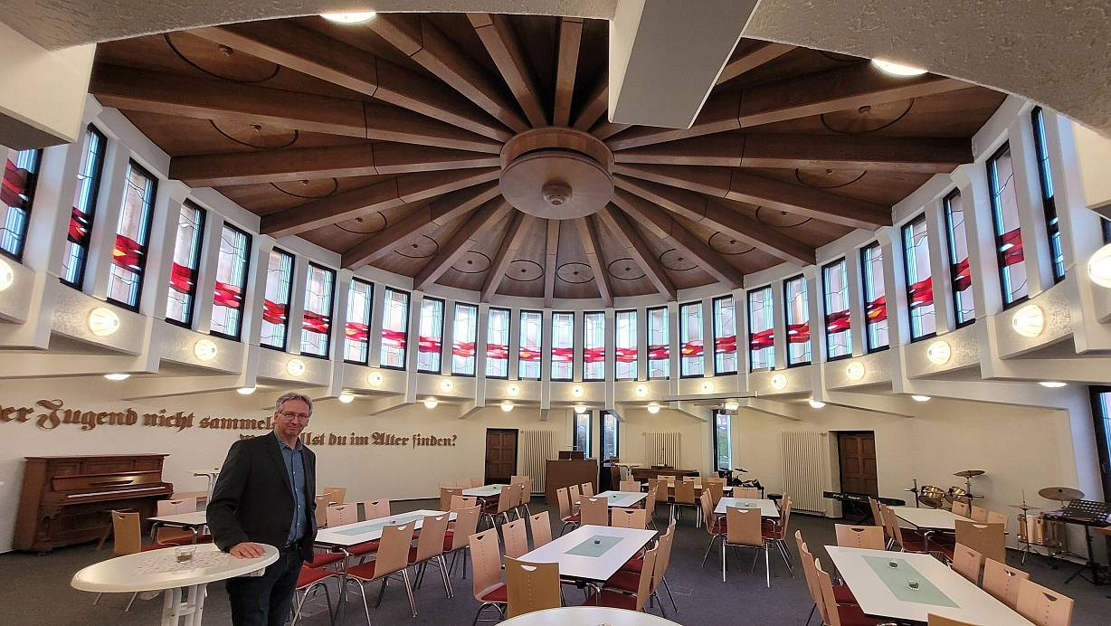 Früher Atrium, dient der außergewöhnlich gestaltete Saal der Neuapostolischen Kirche in Steinhagen heute als Seminar- und Jugendraum. | © Jonas Damme