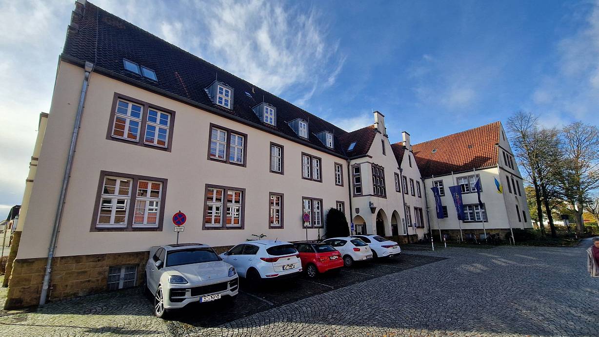 Vor rund 27 Jahren erfolgte der Umzug ins Rathaus I, das bis dahin als Dependance des Kreishauses fungierte und erst mit dem Neubau des Gütersloher Kreishauses an der Herzebrocker Straße seine Bestimmung verlor. | © Uwe Pollmeier