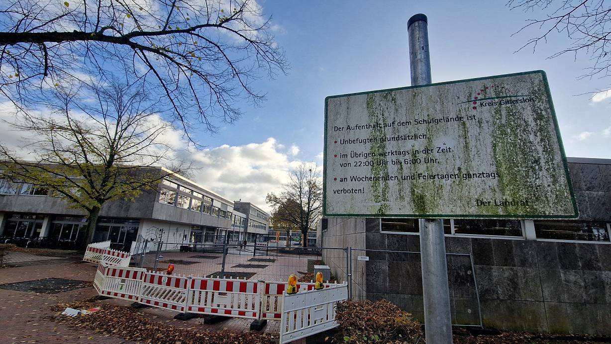 Ein Zaun umgibt ab sofort das Gelände des Kreisgymnasiums, um ungebtene Gäste abzuhalten. Das alte Schild mit den Aufenthaltsverbotszeiten ist somit hinfällig, denn die Tore werden schon gegen 17 Uhr abgeschlossen. | © Uwe Pollmeier