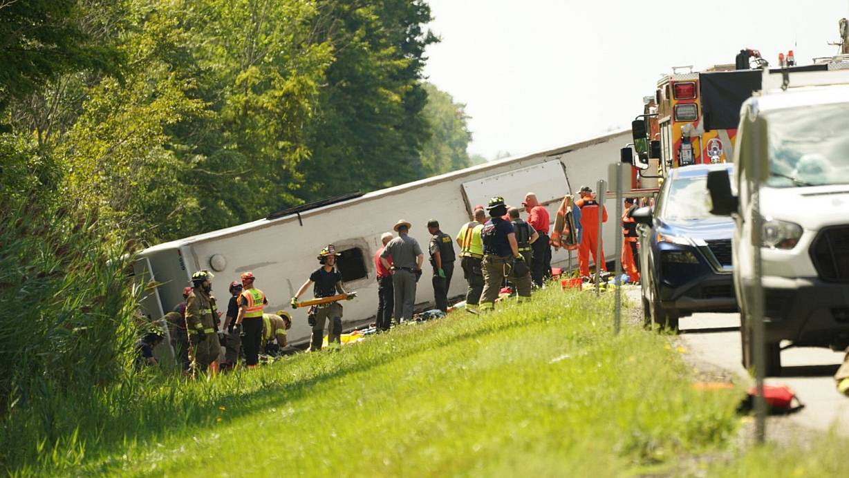 In dem Reisebus seien mehr als 50 Passagiere gewesen, darunter Frauen und Kinder, hieß es von der Polizei. | © Libby March/Buffalo News/AP/dpa