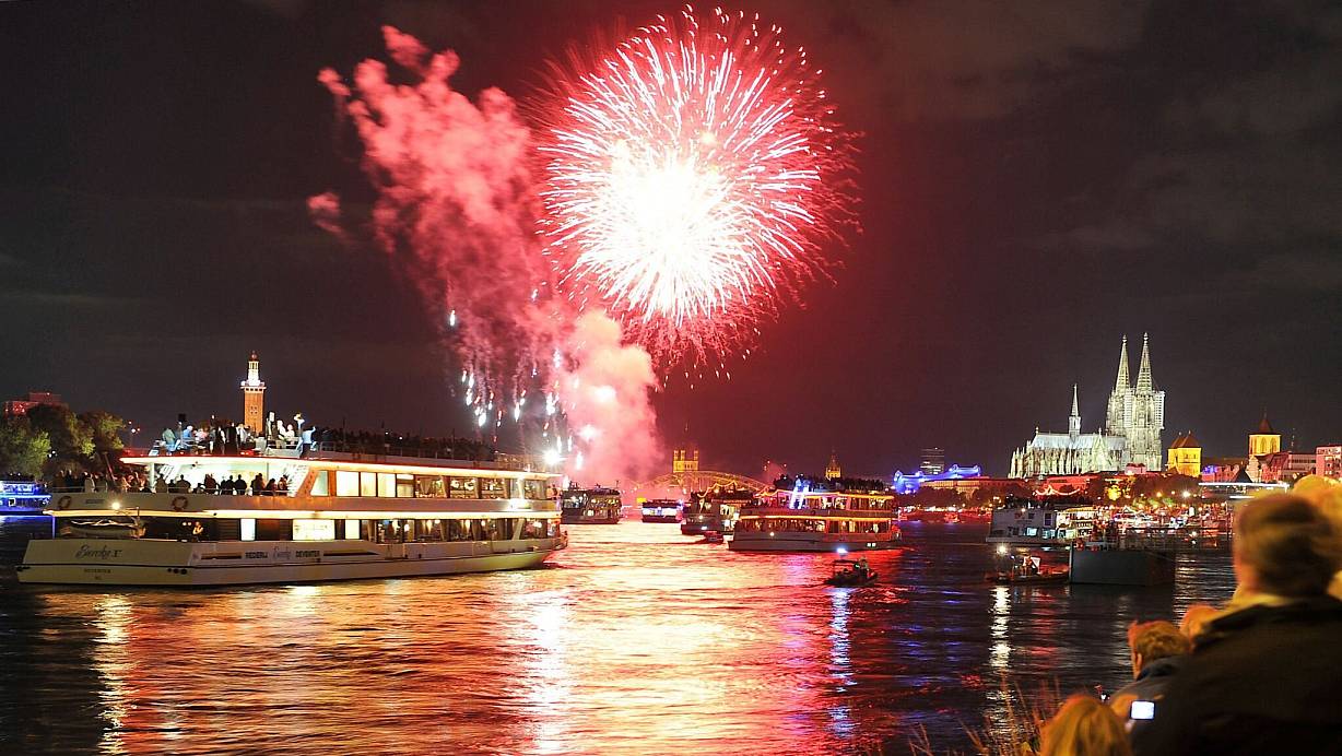 Erstmals seit sechs Jahren sollen am Samstagabend wieder die Kölner Lichter stattfinden (Archivbild). | © Henning Kaiser/dpa