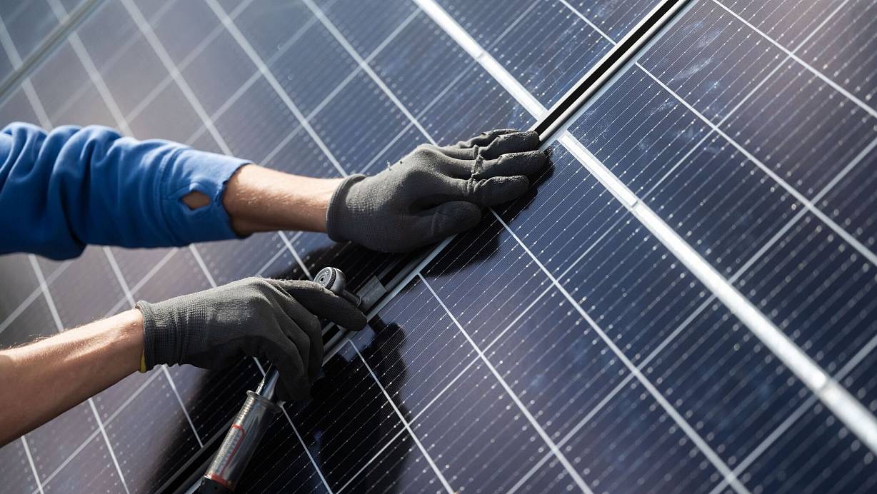 Die Suche nach Fachkräften für die Energiewende gestaltet sich schwierig. (Archivbild) | © Marijan Murat/dpa