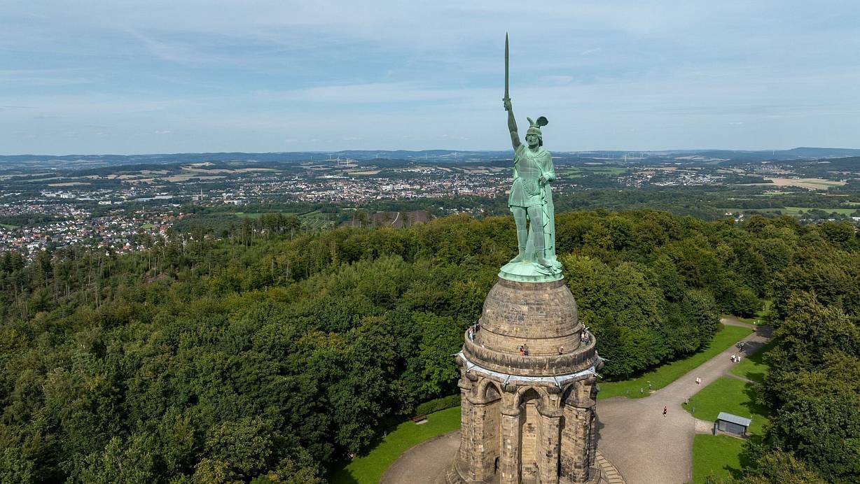 Blick per Drohne auf das Hermannsdenkmal, Deutschlands größte Statue, in den Höhen des Teutoburger Waldes | © Friso Gentsch/dpa