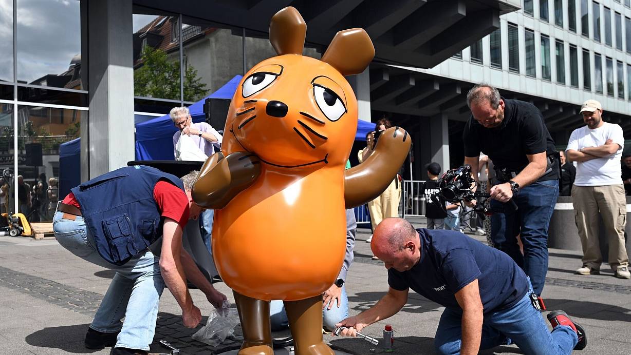 Die Fans hatten die Maus an der beschädigten Stelle mit vielen Pflastern beklebt - so konnte kein Regenwasser eindringen. | © Federico Gambarini/dpa