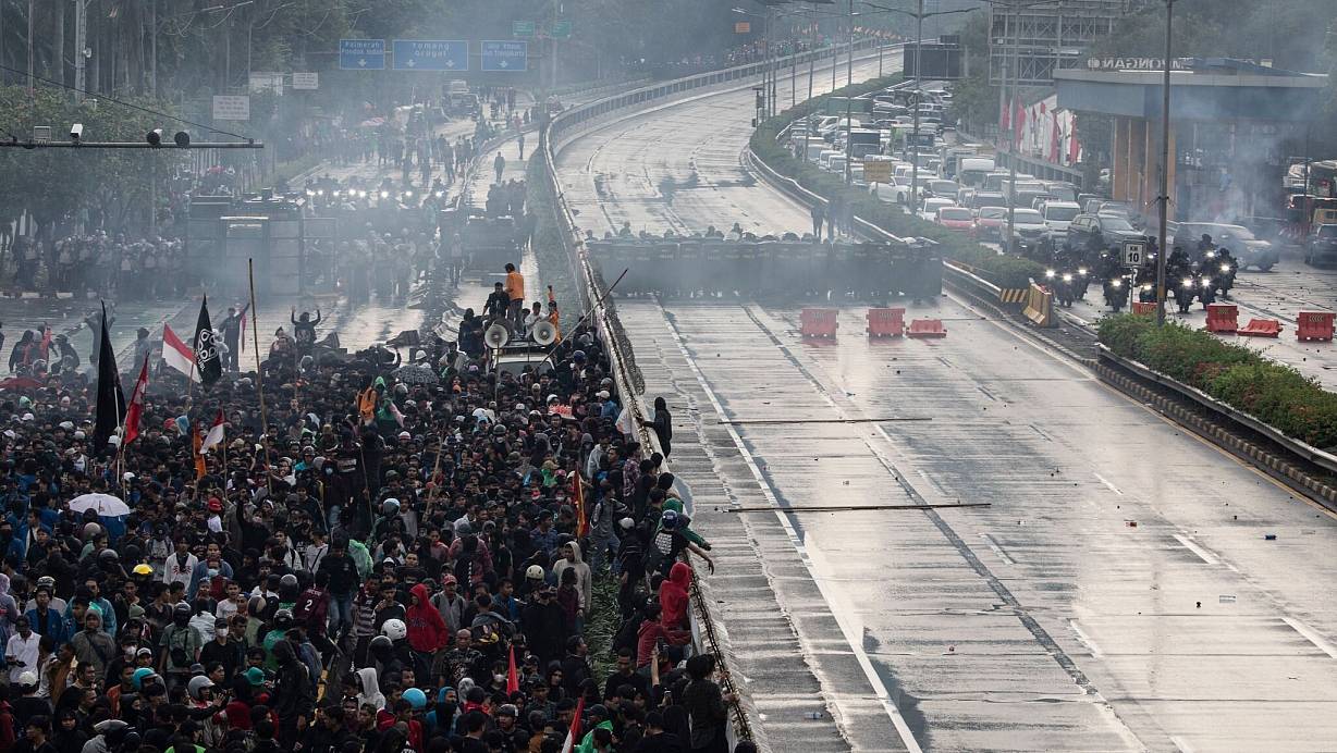 In vielen Landesteilen gibt es seit Tagen heftige Proteste. | © Donal Husni/ZUMA Press Wire/dpa