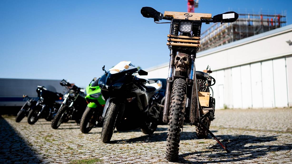 Bei Durchsuchungen im Rocker-Milieu hat die Polizei zehn Motorräder sichergestellt. | © Jacob Schröter/dpa
