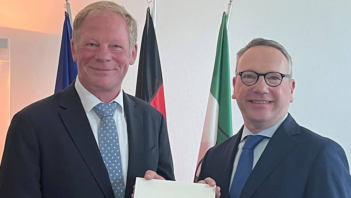 NRW-Justizminister Benjamin Limbach überreicht Carsten Günther die Ernennungsurkunde. | © Dirk Reuter/Ministerium der Justiz des Landes Nordrhein-Westfalen/dpa