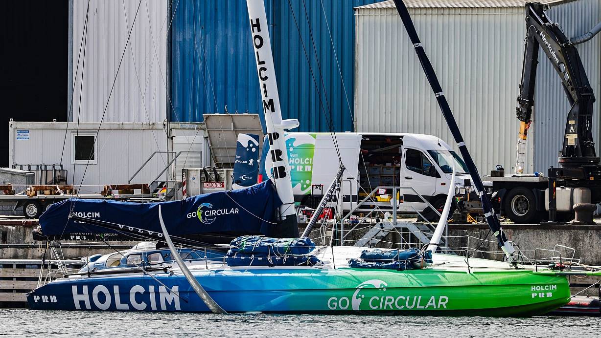 Nach Crash beim Ocean Race: Die beschädigte Rennjacht vom Team «Holcim-PRB» liegt am Dock einer Kieler Werft. | © Frank Molter/dpa