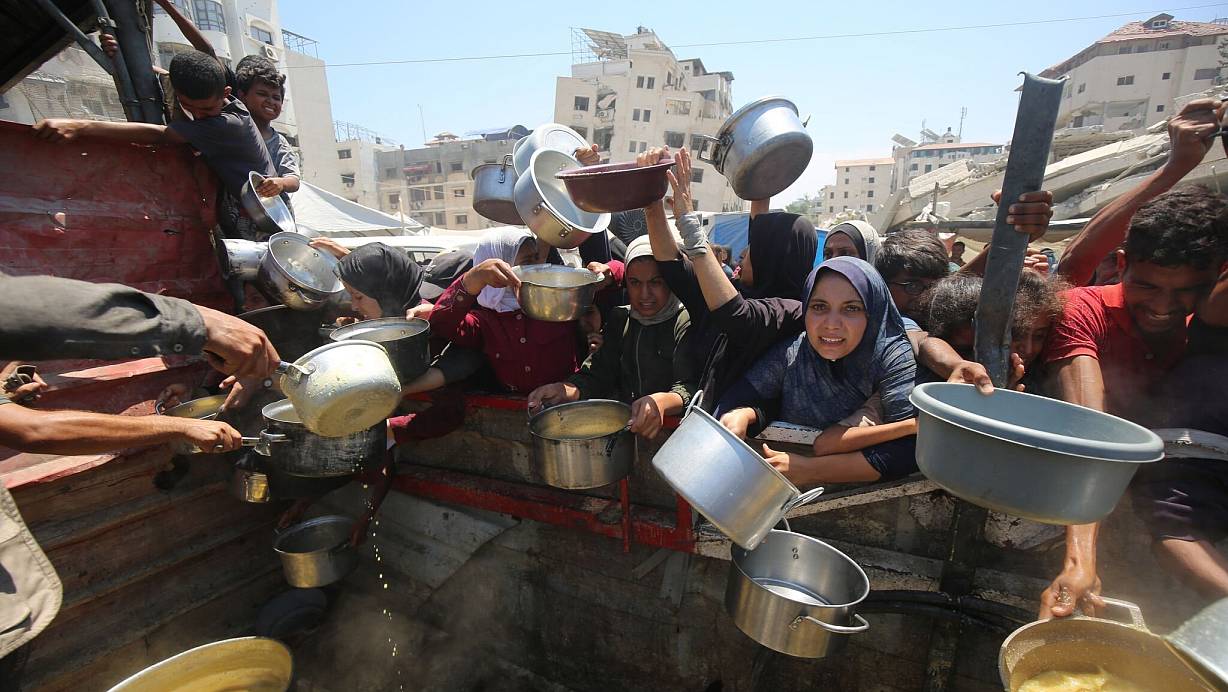 Palästinenser warten inmitten einer Hungerkrise auf Lebensmittel aus einer Wohltätigkeitsküche. (Archivbild) | © Omar Ashtawy/APA Images via ZUMA Press Wire/dpa