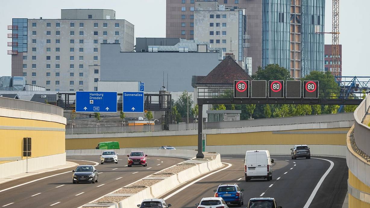 Die ersten Fahrzeuge rollen über das neue Teilstück der A100 in Berlin. | © Soeren Stache/dpa