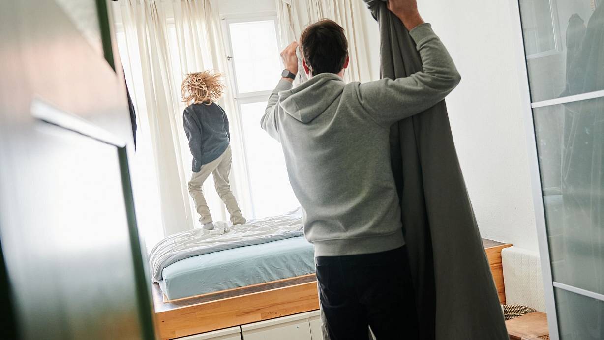 Gelassen bleiben und Fehler verzeihen: Wächst ein Kind mit ADHS auf, sollten Eltern lernen, dem Kind mit Verständnis zu begegnen und sich selbst zu vergeben, wenn sie im Alltag mal falsch reagieren. | © Annette Riedl/dpa/dpa-tmn