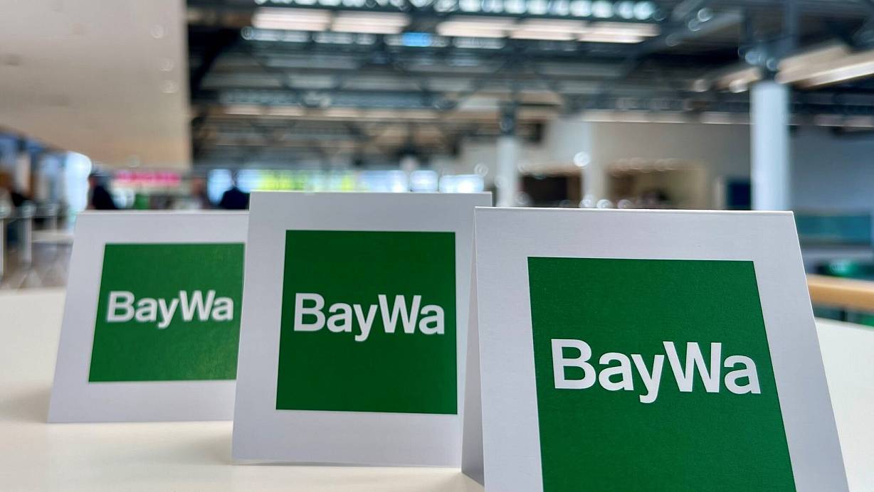 Tischaufsteller bei der Baywa-Hauptversammlung in München. Ein Jahr nach der Fast-Pleite des Traditionsunternehmens hat sich die Staatsanwaltschaft mit einem Ermittlungsverfahren eingeschaltet. (Symbolbild) | © Carsten Hoefer/dpa
