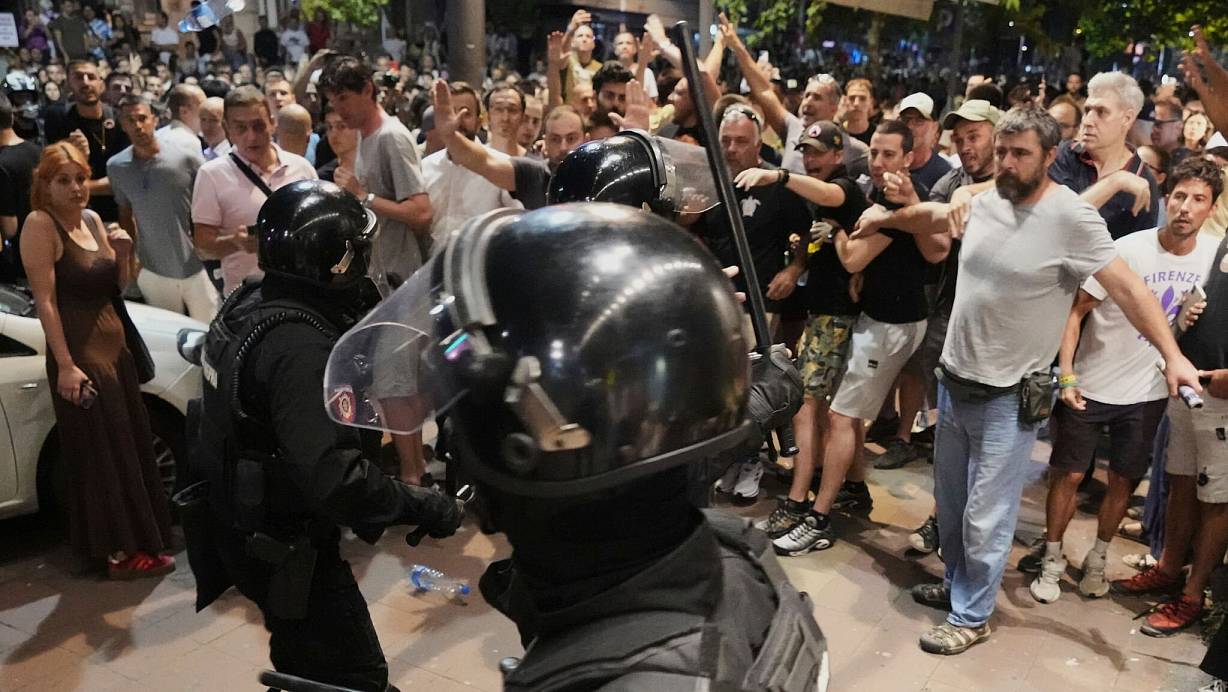 Bei Protesten gegen die Regierung in Serbien kommt es zu Auseinandersetzungen zwischen Polizei und Regierungsanhängern. (Archivbild) | © Darko Vojinovic/AP/dpa