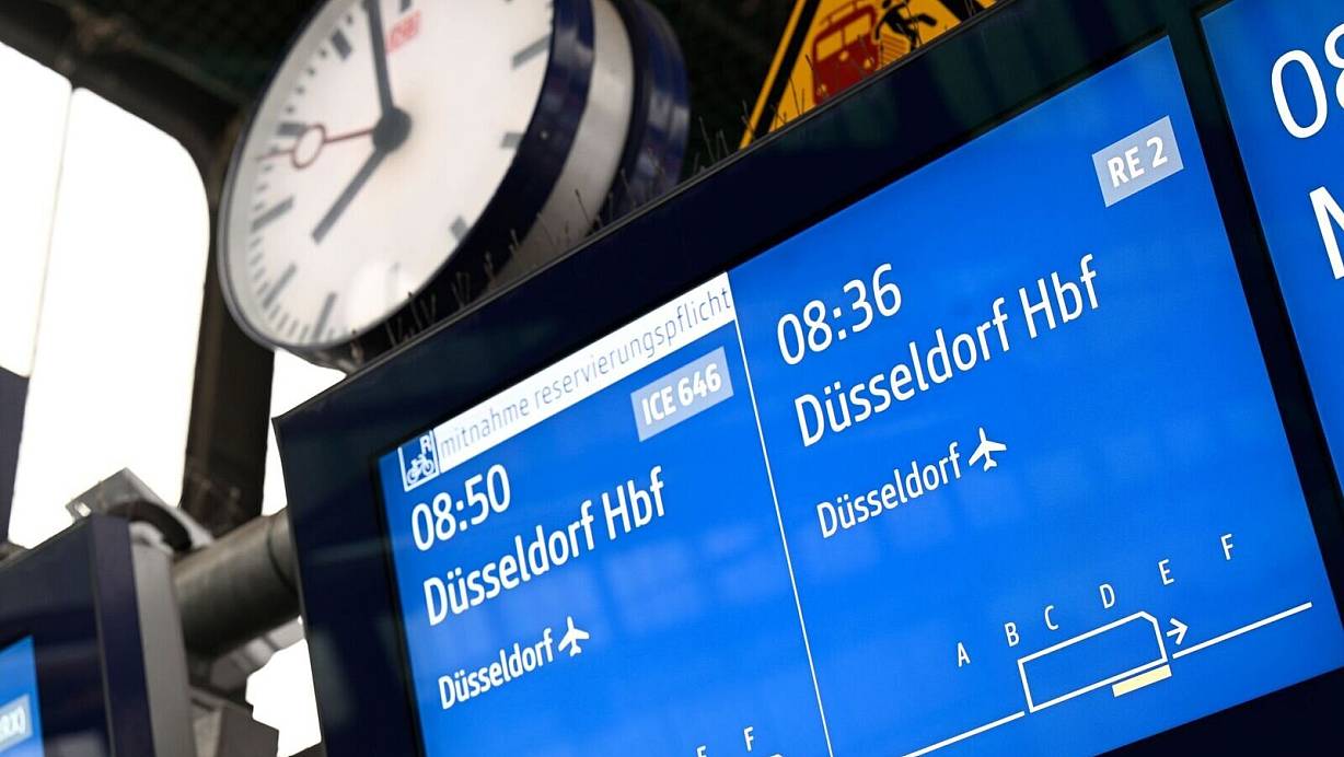 Ein Brandanschlag im Juli war einer der Gründe für die schlechte Pünktlichkeit im Fernverkehr der Deutschen Bahn. Inzwischen ist die Strecke wieder frei. (Archivbild) | © Roberto Pfeil/dpa