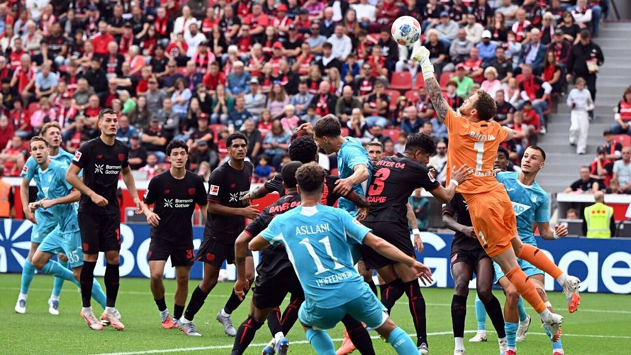 Torwart Mark Flekken war in der ersten Halbzeit mehrfach gefragt. | © Federico Gambarini/dpa