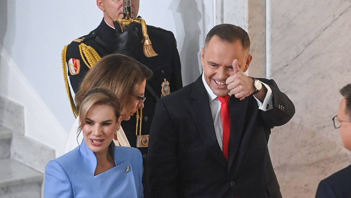 Polens neuer Präsident Karol Nawrocki, hier im Bild mit seiner Frau Marta, hat den Amtseid abgelegt. (Foto aktuell) | © Piotr Nowak/PAP/dpa