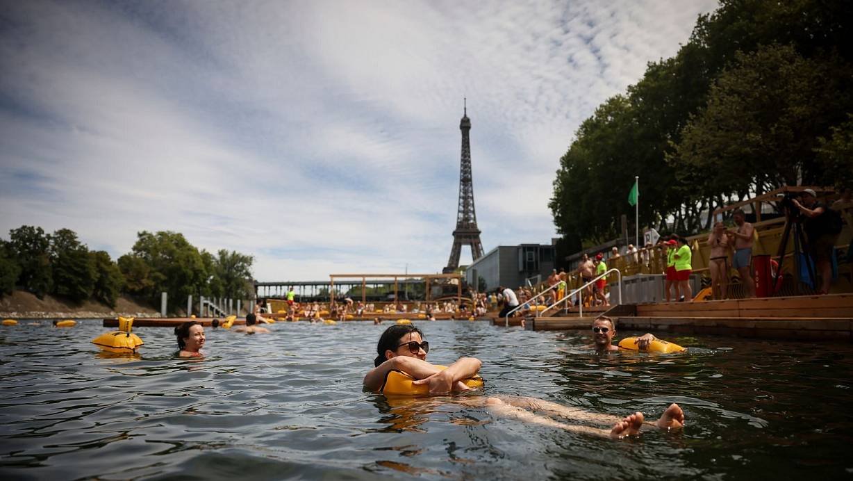 Rund 100.000 Menschen haben die neuen Freibäder in der Seine in Paris genutzt (Archivbild). | © Thomas Padilla/AP/dpa