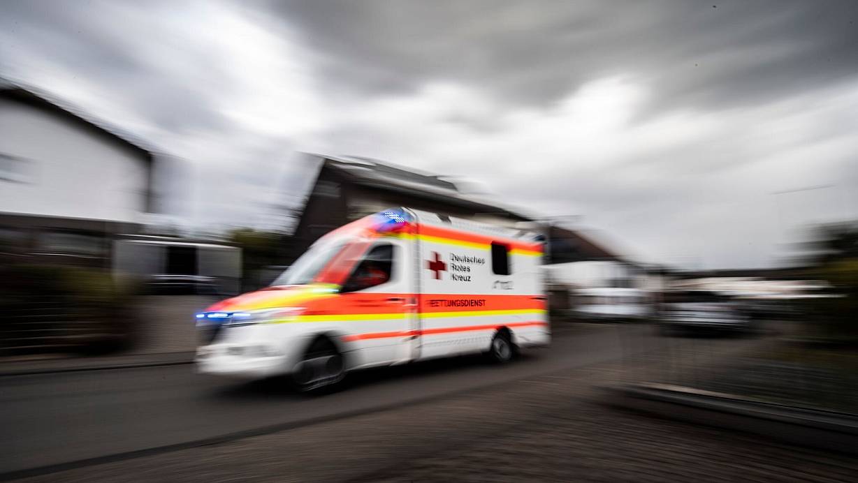 Bei einem Schlaganfall zählt jede Sekunde. Beim Rufen des Rettungswagens sollte man seinen Verdacht bereits äußern. | © Boris Roessler/dpa/dpa-tmn