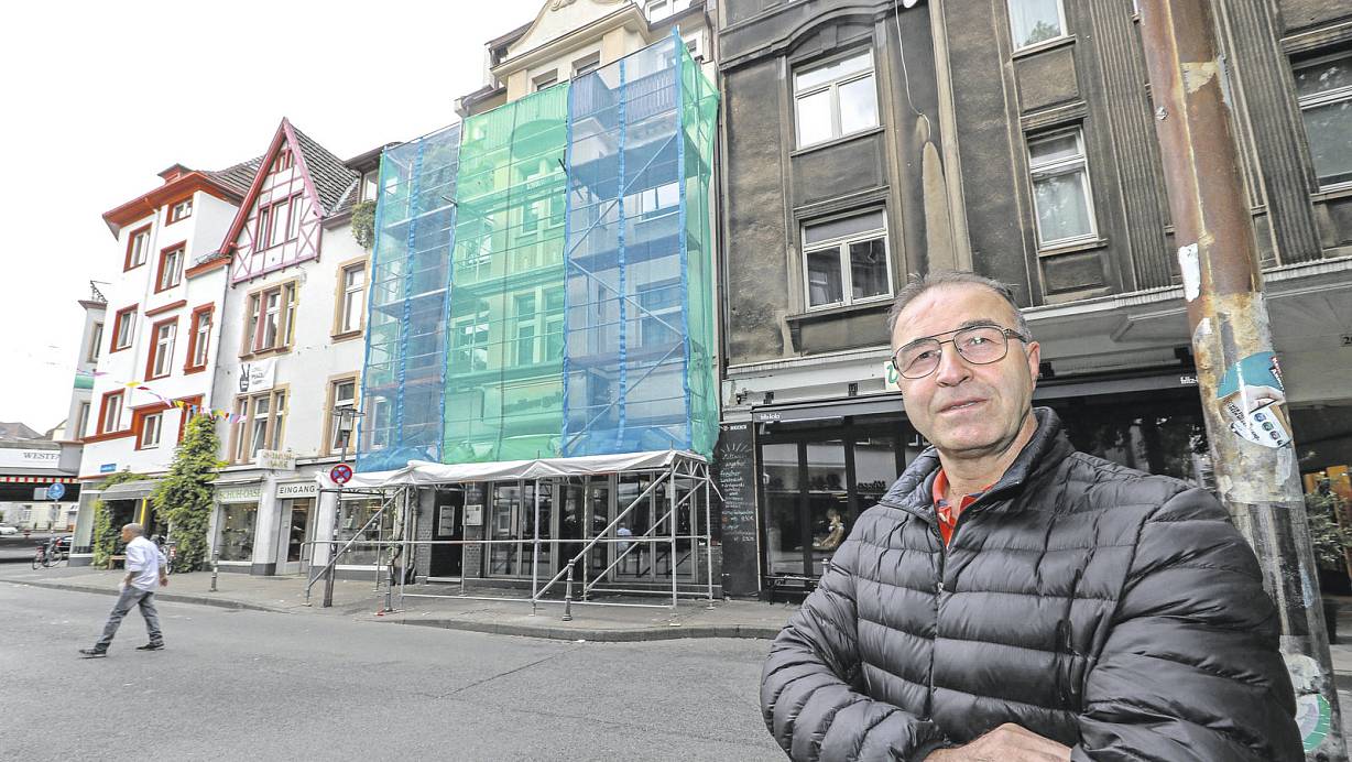 Tatkräftig: Hauseigentümer Kemal Sagir packte beim Gerüstbau mit an. Jetzt können Besucher ungefährdet in das Lokal. | © Foto: Andreas Zobe