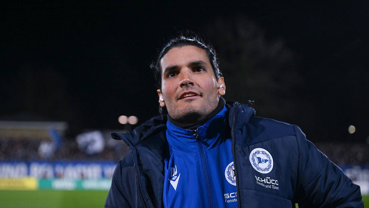 Daniel Jara, eigentlich Co-Trainer beim DSC Arminia Bielefeld, muss gegen 1860 München als Chefcoach auf die Bank. | © Teresa Kroeger
