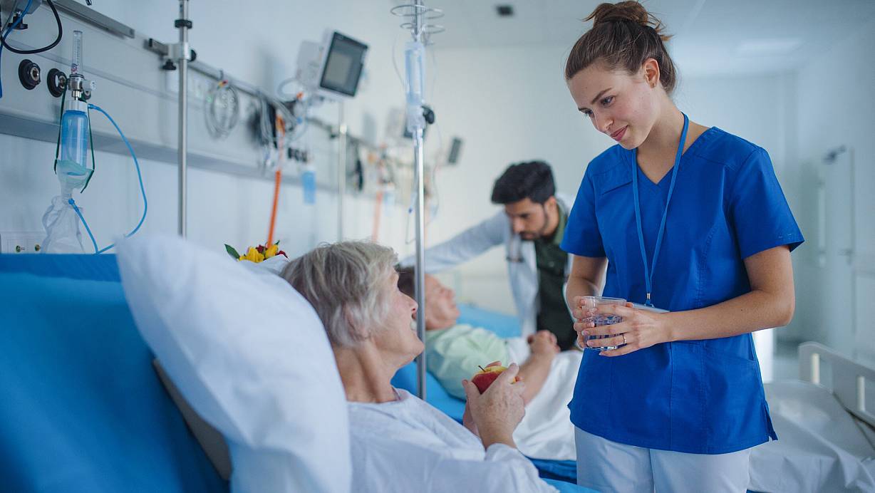 Die Ergebnisse einer forsa-Befragung zeigen eindrucksvoll, dass die Menschen in Westfalen-Lippe an eine höhere Überlebenswahrscheinlichkeit von Krebspatienten bei der Behandlung in einem spezialisierten Krebszentrum glauben. | © AOK/hfr.