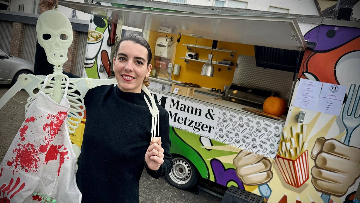 Es spukt in Steinhagen: Sabrina Schüler mit einem Gast, der den ein oder anderen Burger aus dem Foodtruck gut vertragen könnte. | © Frank Jasper