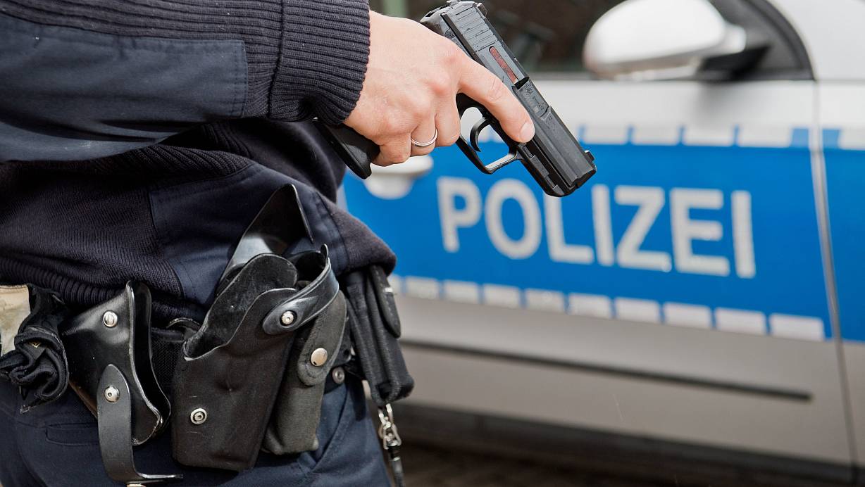 Die Gütersloher Polizisten zogen eine Dienstwaffe und einen Taser. Der 28-jährige Tatverdächtige ließ sich danach mit Handfesseln fixieren und in Gewahrsam nehmen. | © dpa