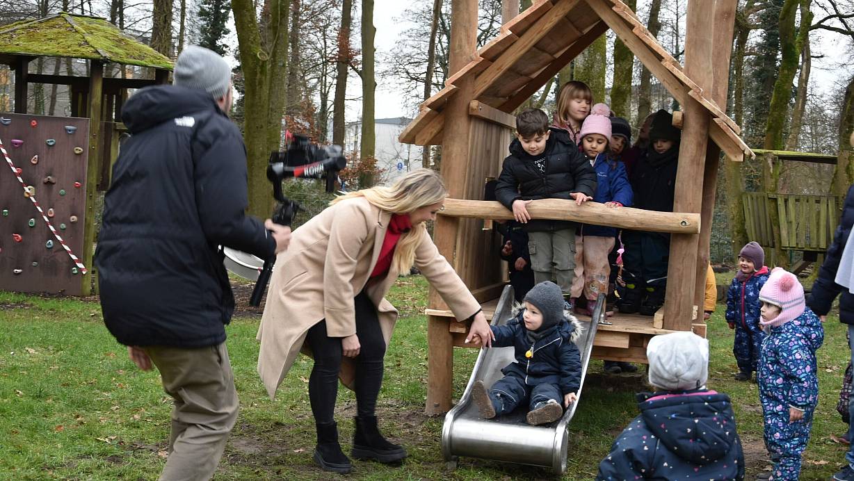 Moderatorin Janina Beck hilft den Kinder bei der Rutsch-Premiere. | © Birgit Nolte