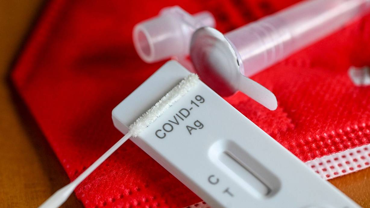 Öfter mal wieder testen: Experten erwarten für den Sommer eine neue Coronawelle, denn der neue Virusstamm "Nimbus" ist sehr ansteckend. | © Jens Kalaene/dpa