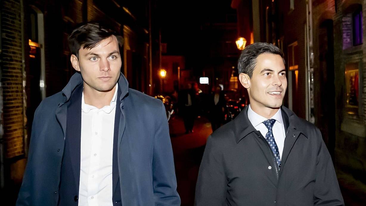 Rob Jetten (r), Vorsitzender der Partei D66, trat am Wahlabend mit seinem Verlobten Nicolás Keenan auf. | © Robin Utrecht/ANP/dpa