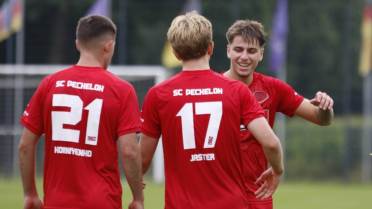 Leandro Ricker Rasteiro (M.) beglückwünscht Finn Jaster (Nr. 17) zu seinem Treffer. | © Timo Kirchhoff/SC Peckeloh