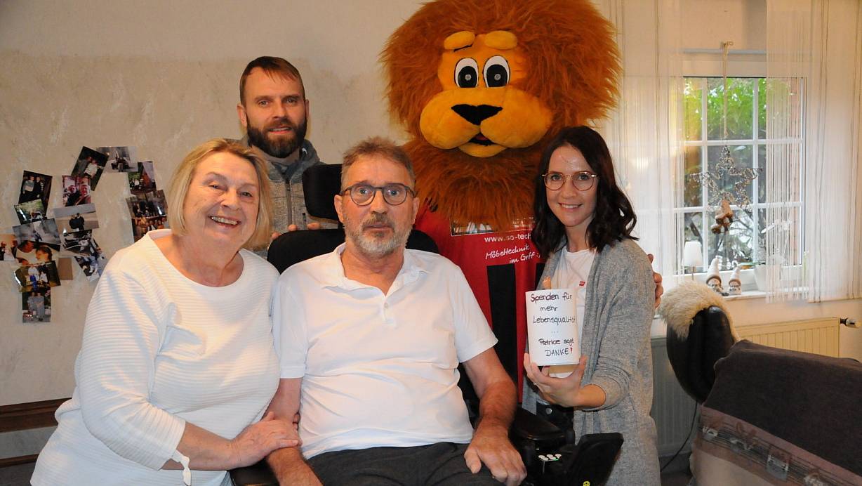 Ursula, Mathieu, Patrice und Valérie Chaillan (von links) sind dankbar für den Spendenaufruf des SC Peckeloh. Maskottchen Hugo bringt die Sammeldosen und damit das Geld mit. | © Tasja Klusmeyer, HK