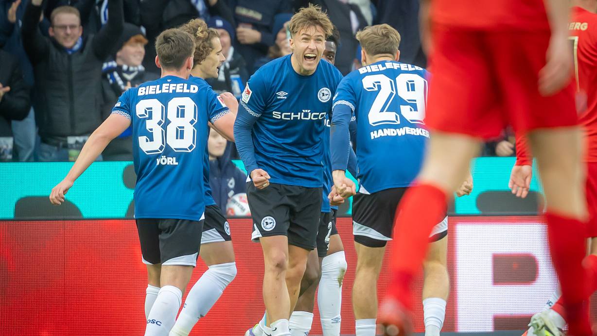 Erleichterung: Jonny Grodowski (Mitte) hat den DSC mit 1:0 in Führung gebracht. | © Sarah Jonek