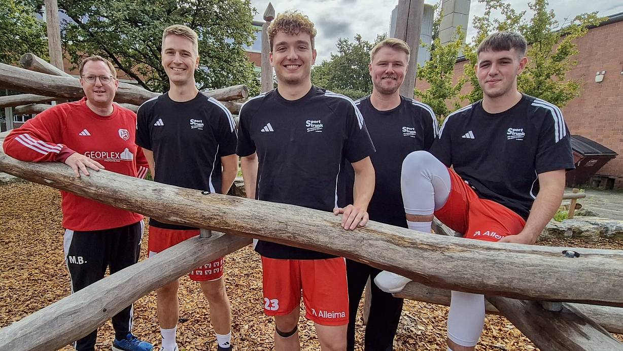 Die Neuzugänge der TG Hörste wollen gemeinsam mit ihren Teamkollegen die Hindernisse in einer stark besetzten Regionalliga meistern: Trainer Matthias Baier (v. l.), Henrik Zöllner, Niklas Dreazzani, Philip Joswig und Finn Niemann freuen sich auf die neue Regionalliga-Saison. | © Gunnar Feicht