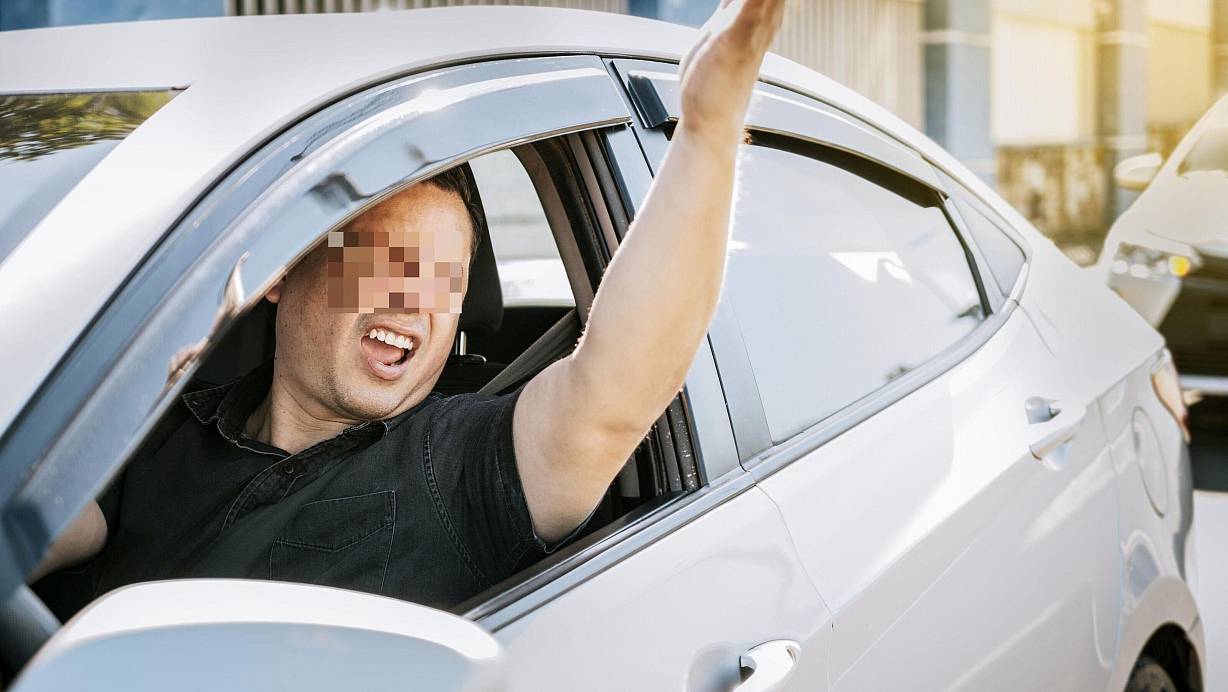 Der SUV-Fahrer soll sogar direkt auf den Radweg gewechselt sein, um den Bielefelder Radler auszubremsen. | © picture alliance / imageBROKER
