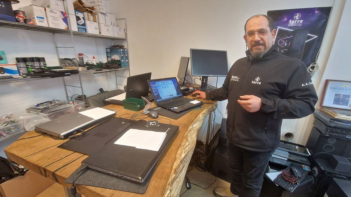 Ali Asker Çevik, Inhaber von Mosaik Computer, Lange Straße 52, leidet derzeit sehr unter der Baustelle vor seinem Geschäft. | © Uwe Pollmeier