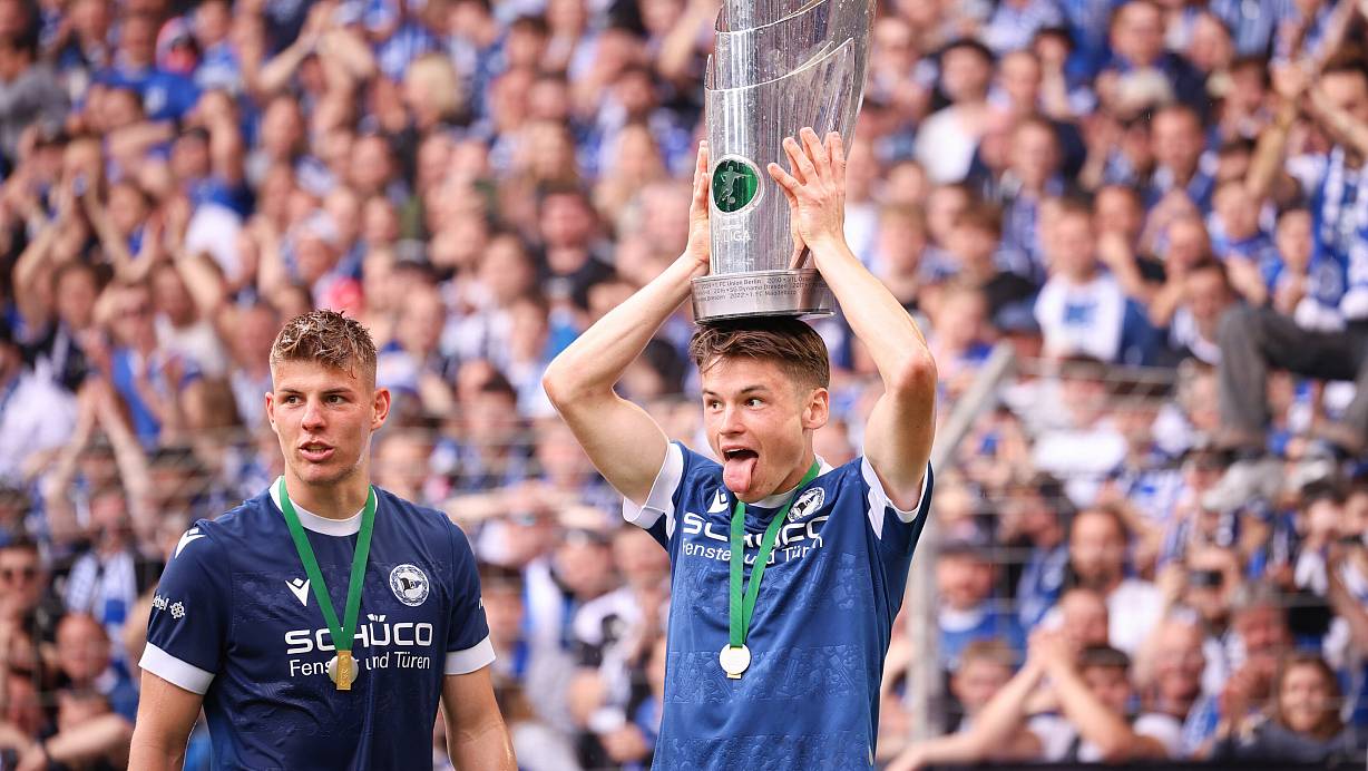 Begeisterung pur auf der Bielefelder Alm: Arminia ist Drittligameister. Max Großer feiert. | © Oliver Krato